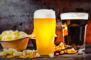 İle iki bardak taze ışık filtre uygulanmamış ve karanlık bira n döktü