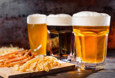 İle üç bardak taze açık, filtre uygulanmamış ve koyu arı döktü