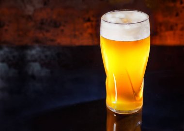Cam ile taze filtre uygulanmamış light bira üzerinde siyah mirro döktü.