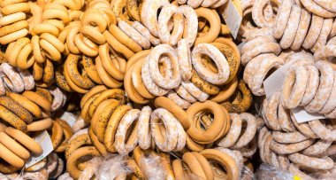 Simit yemek üzerine pudra şekeri ile haşhaş tohumu ile bir sürü