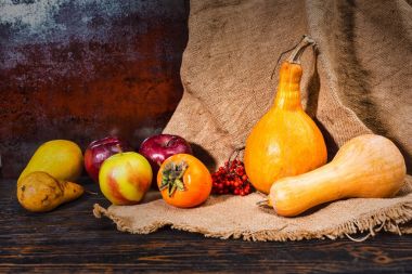 Kırmızı elma, armut, keten pıhtı yalan kabaklar sonbaharda hasat