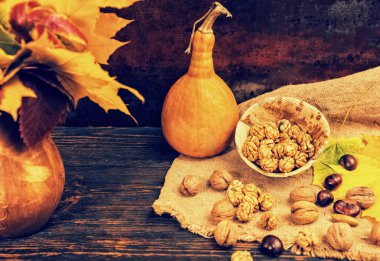 Kil sürahisi ile autu yakınındaki keten kumaş üzerine ceviz ahşap plaka