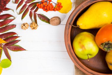 Elma, armut ve Trabzon hurması sc yakınındaki kil plaka Üstten Görünüm