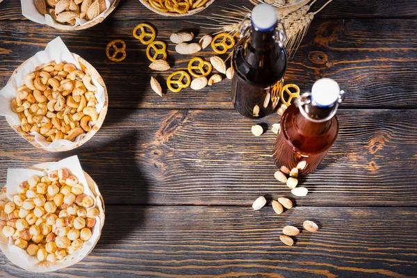 Vista superior de varios aperitivos en platos como pistachos, pequeño pret —  Fotos de Stock