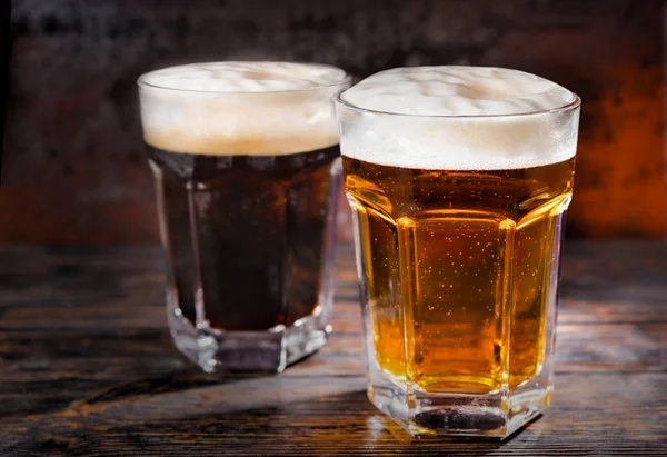 Two big glasses with freshly poured dark and light beer and head — Stock Photo, Image