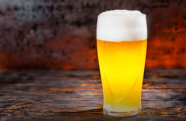 Grote bevroren glas met vers gegoten licht ongefilterd bier en h — Stockfoto