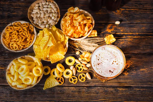Ovanifrån av plattor med snacks nära glas öl, vete, scatte — Stockfoto