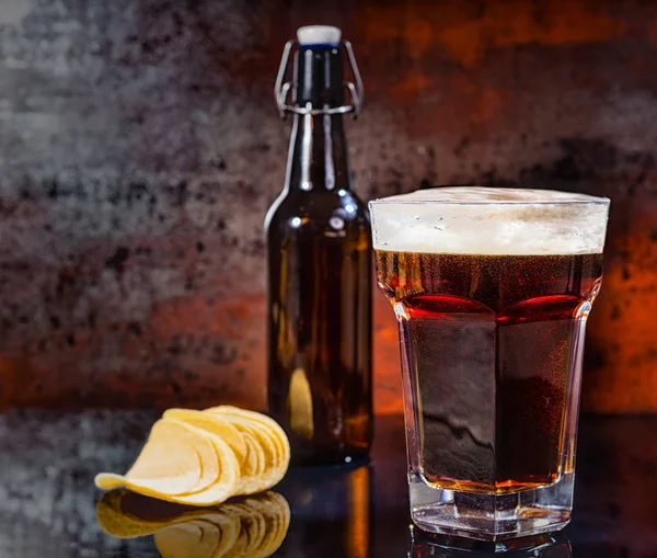 Cam ile taze koyu bira, bira şişesi dağınık yakınındaki döktü — Stok fotoğraf