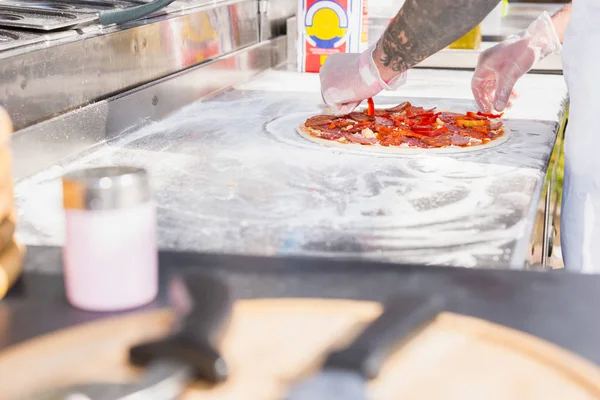 Masculino tatuado mãos fazendo um pizza no o cozinha — Fotografia de Stock