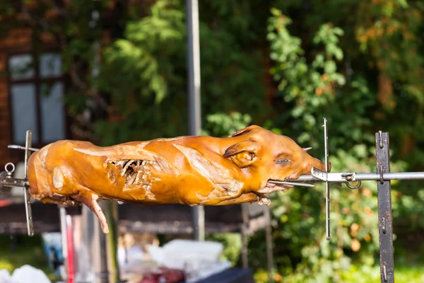 屋外フード フェスティバルの伝統的な串焼きロースト豚 — ストック写真