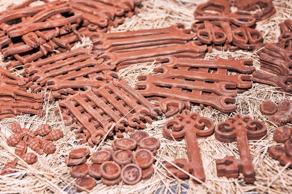 Llaves, botones, tijeras, granadas y llaves de chocolate — Foto de Stock