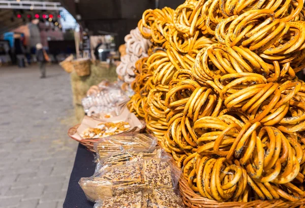 Bagels e outros produtos de pão ao ar livre no festival de comida — Fotografia de Stock