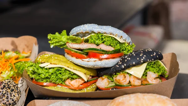 Sabrosas hamburguesas apetitosas con pescado, camarones y verduras en ou —  Fotos de Stock