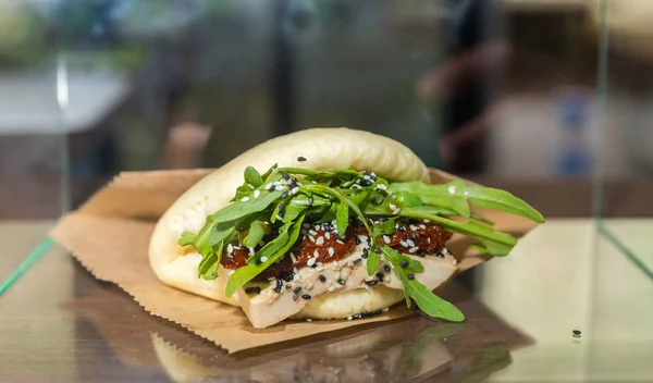 Chinese gestoomde broodje sandwich met tofu, rucola en tomaten op — Stockfoto