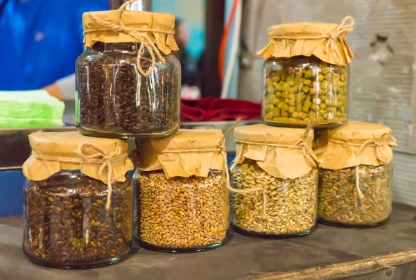 Farklı malts ve atlama açık gıda dolu cam kavanoz 
