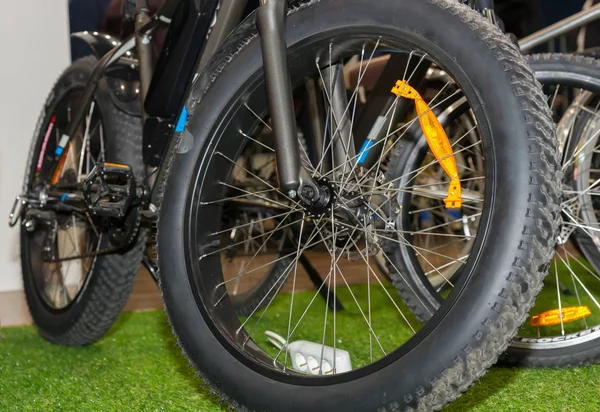 Primo piano della ruota della bicicletta e del pneumatico — Foto Stock