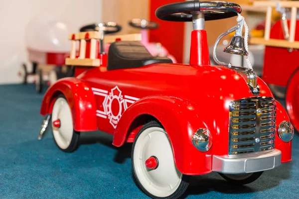 Крупный план игрушечной пожарной машины — стоковое фото