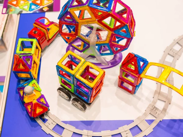 Yukarıdan çok renkli oyuncak tren üzerinde göster