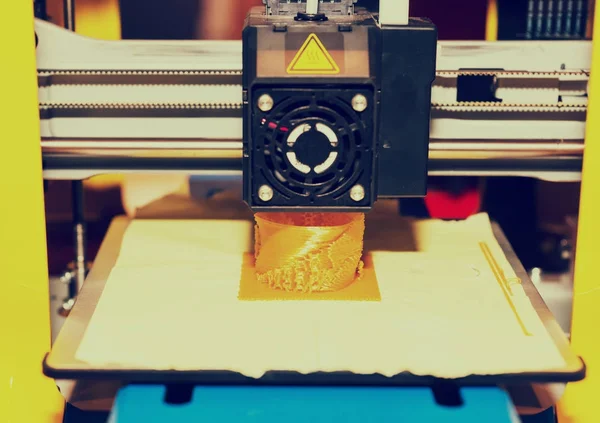 Primer plano de la máquina de impresión durante la impresión —  Fotos de Stock