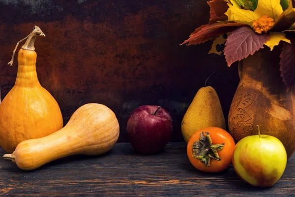 Sonbahar yaprakları ile sonraki üzerinde kabak ve elma hasat için sürahi.