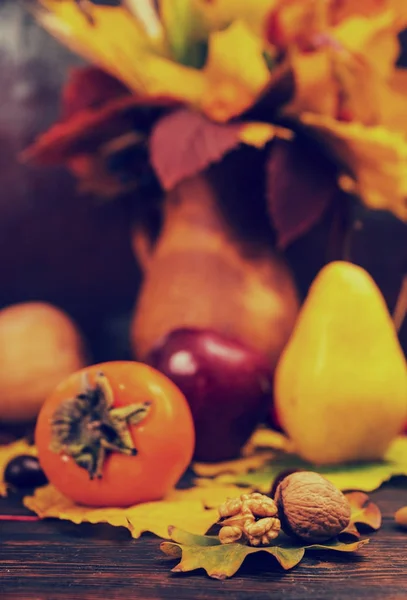 Bodegón de otoño de la cosecha y nueces que yacen en la hoja de árbol en w —  Fotos de Stock