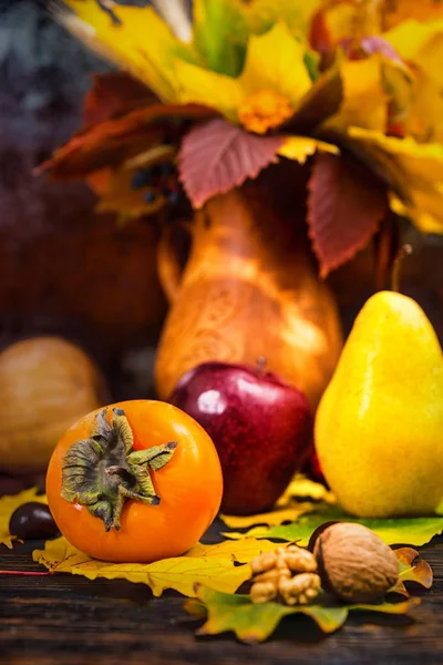 Colorido otoño bodegón de la cosecha y nueces tumbadas en el árbol —  Fotos de Stock