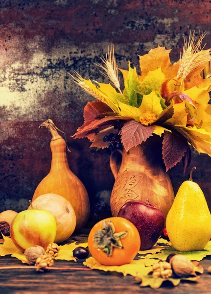 Barevné podzimní zátiší sklizně jablka, vlašské ořechy, dýňo — Stock fotografie