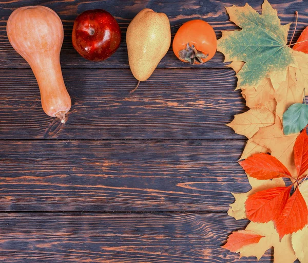 Herfst achtergrond met gele bladeren, rode appels en pompoenen — Stockfoto