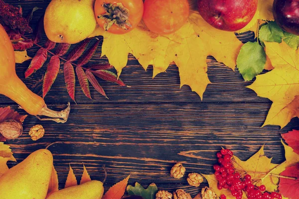 Herfst achtergrond met bladeren, appels en pompoenen, oogst op een — Stockfoto