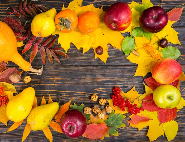 Yaprakları, ceviz ve yaşlı woode hasat sonbahar arka plan