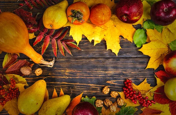 Fondo de otoño con hojas y cosecha en escritorio de madera envejecida wi —  Fotos de Stock