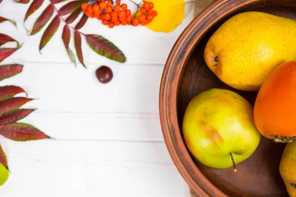 Kil plaka hasat yakınındaki dağınık sonbahar yaprakları ile yakın çekim