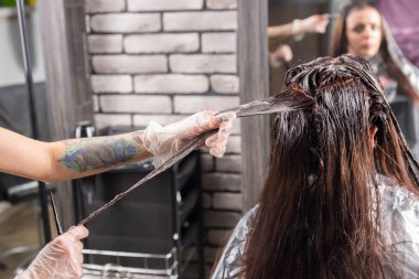 Genç kadın Kuaför boya kalan saç losyonları