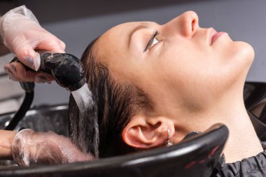 Profil görünümü güzel esmer kadının saç olması kadar yakın wa