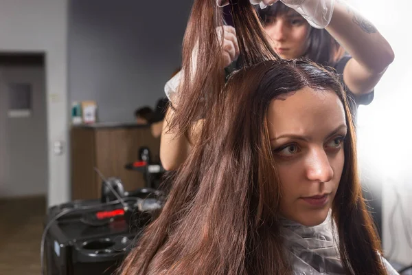 Retrato de mujer joven durante el proceso de teñirse el cabello — Foto de Stock