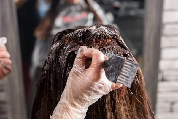 Primo piano della tintura dei capelli con pennello — Foto Stock