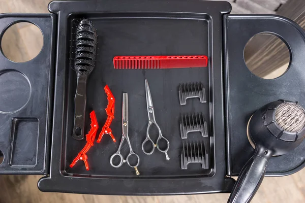 Professionelle Friseurwerkzeuge und Haartrockner auf einem speziellen Stand — Stockfoto