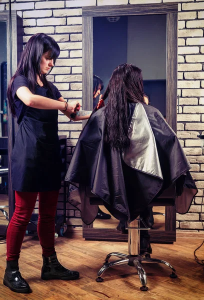 Peluquería profesional peinando el pelo de joven hermosa mujer w — Foto de Stock