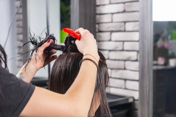 Cerca de las manos de peluquero profesional hacer una separación de mojado —  Fotos de Stock