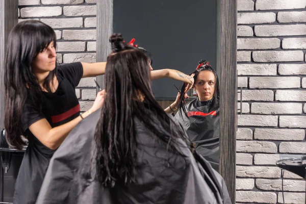 Женская стрижка и моделирование каштановых волос ножницами — стоковое фото