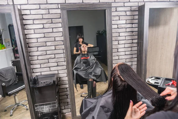 Vista de cima no cabeleireiro profissional pentear o cabelo molhado de — Fotografia de Stock