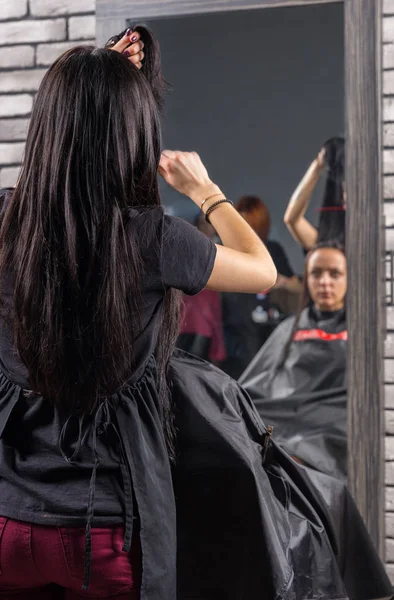 Weibliche professionelle Haarstylistin kämmt nasses Haar der jungen Brune — Stockfoto