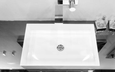 Modern kare lavabo cam c yakınındaki bir ayna yüzey monte