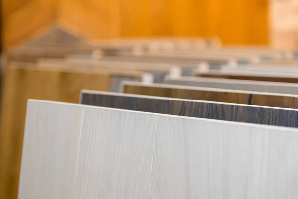 Primo piano di campioni di diverse tavolozze di colori per pavimenti in legno — Foto Stock
