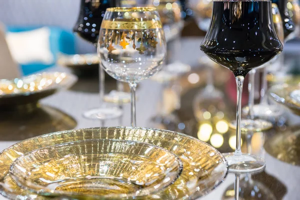 Primo piano di servizio al tavolo glamour, bicchieri e piatti eleganti — Foto Stock