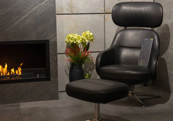 Lujoso salón con sillón de cuero, chimenea de gas moderna — Foto de Stock