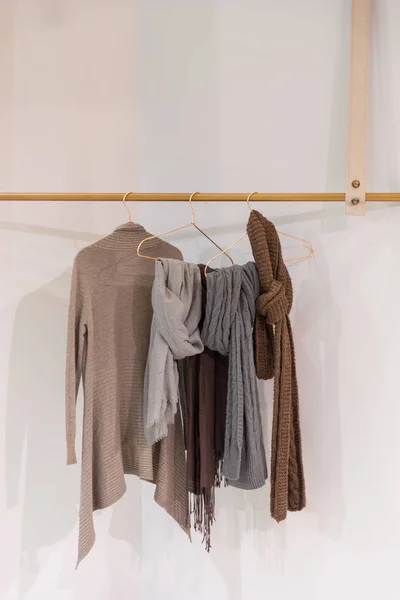 Mysiga garderob med kläder som hänger på trä hängare — Stockfoto