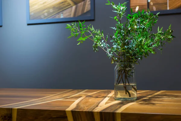 Meja kayu modern yang terbuat dari berbagai jenis kayu menggunakan varior — Stok Foto