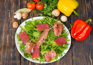 Domates, kırmızı ve sarı biber, dereotu ve par yüksek açılı görünüş