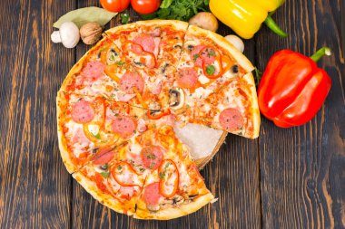 Pizza salam, jambon, mantar ve sebze yüksek açılı görünüş